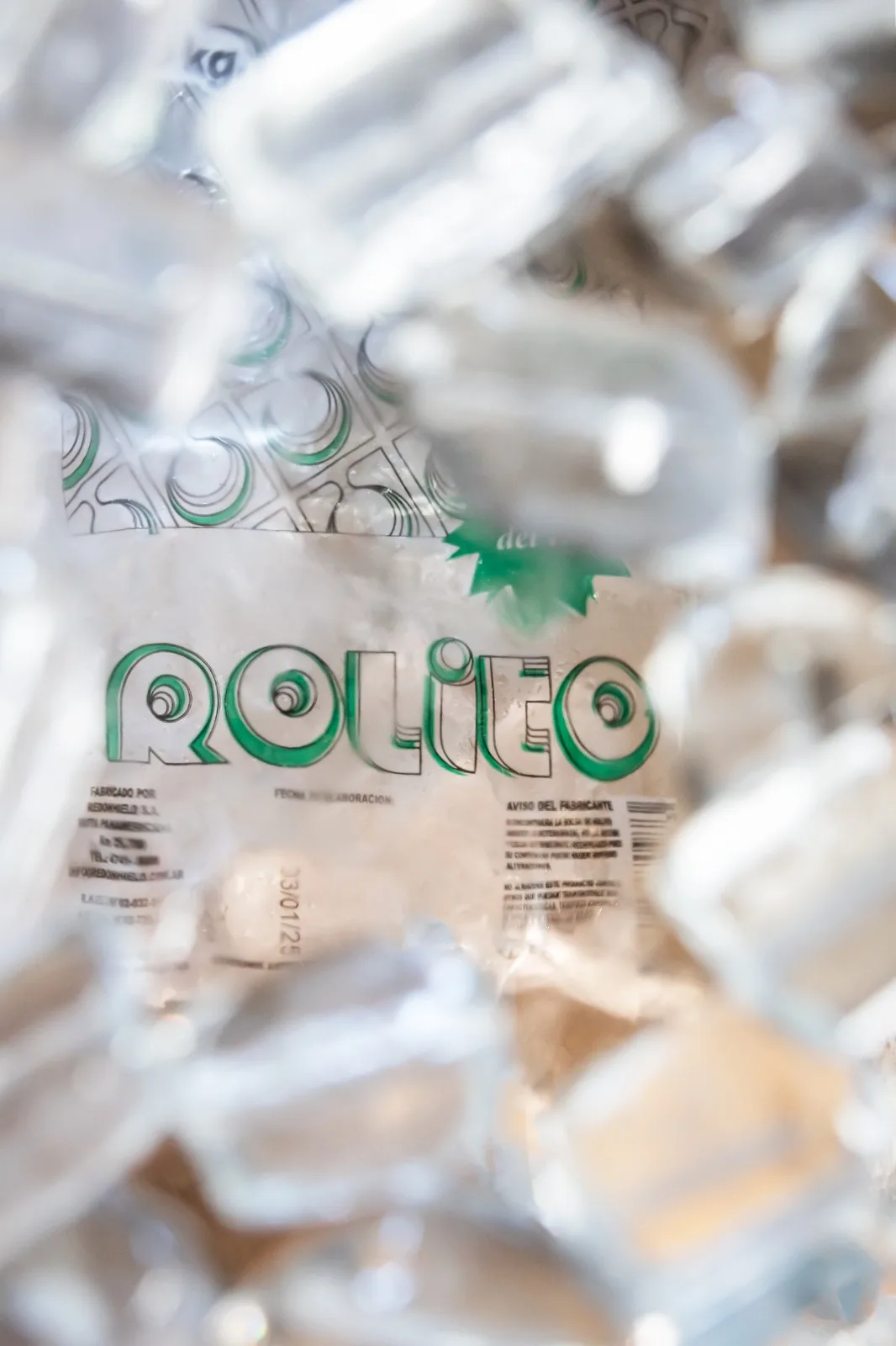 Botella Rolito enfriándose en hielo