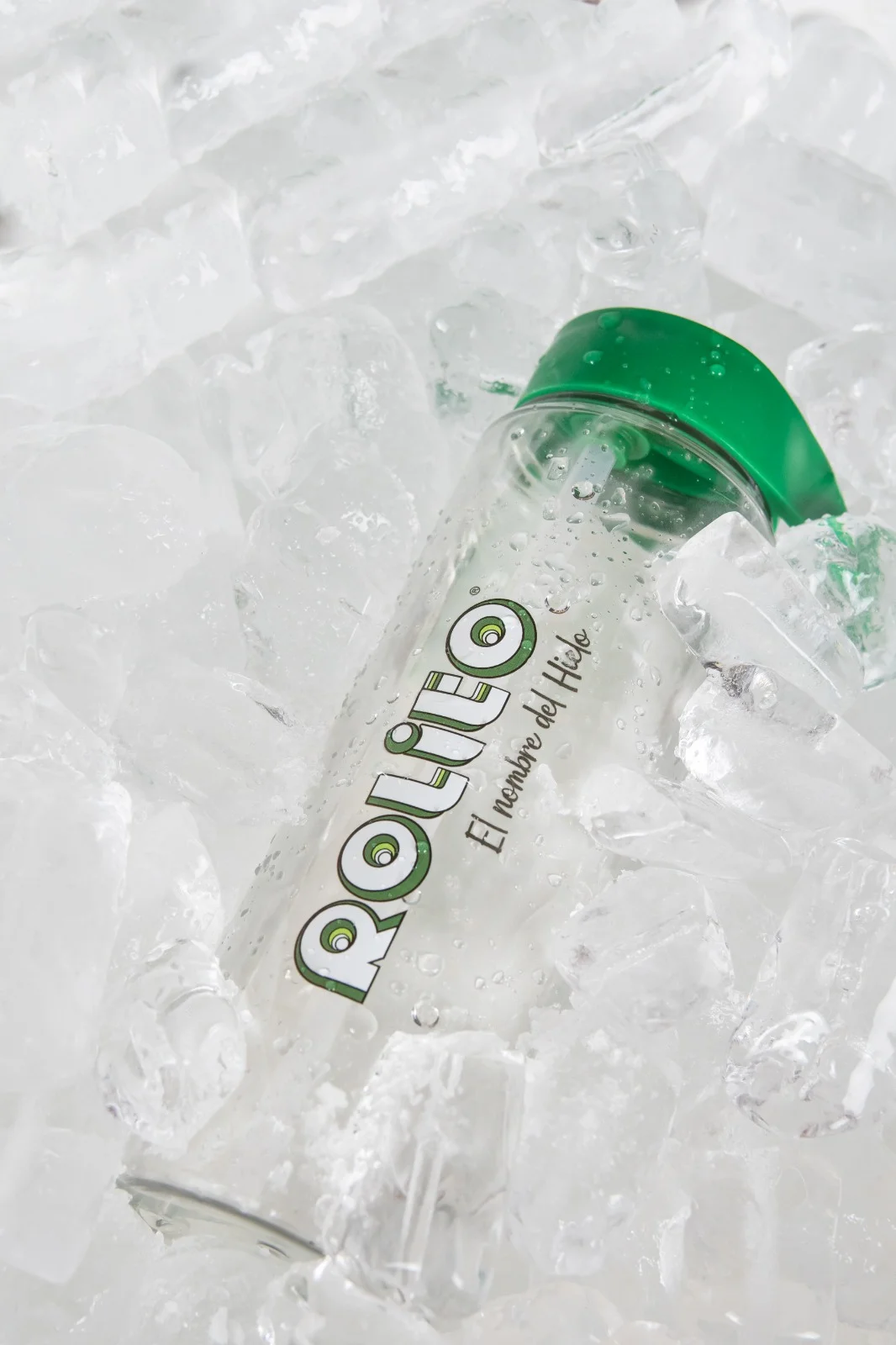 Botella Rolito enfriándose en hielo