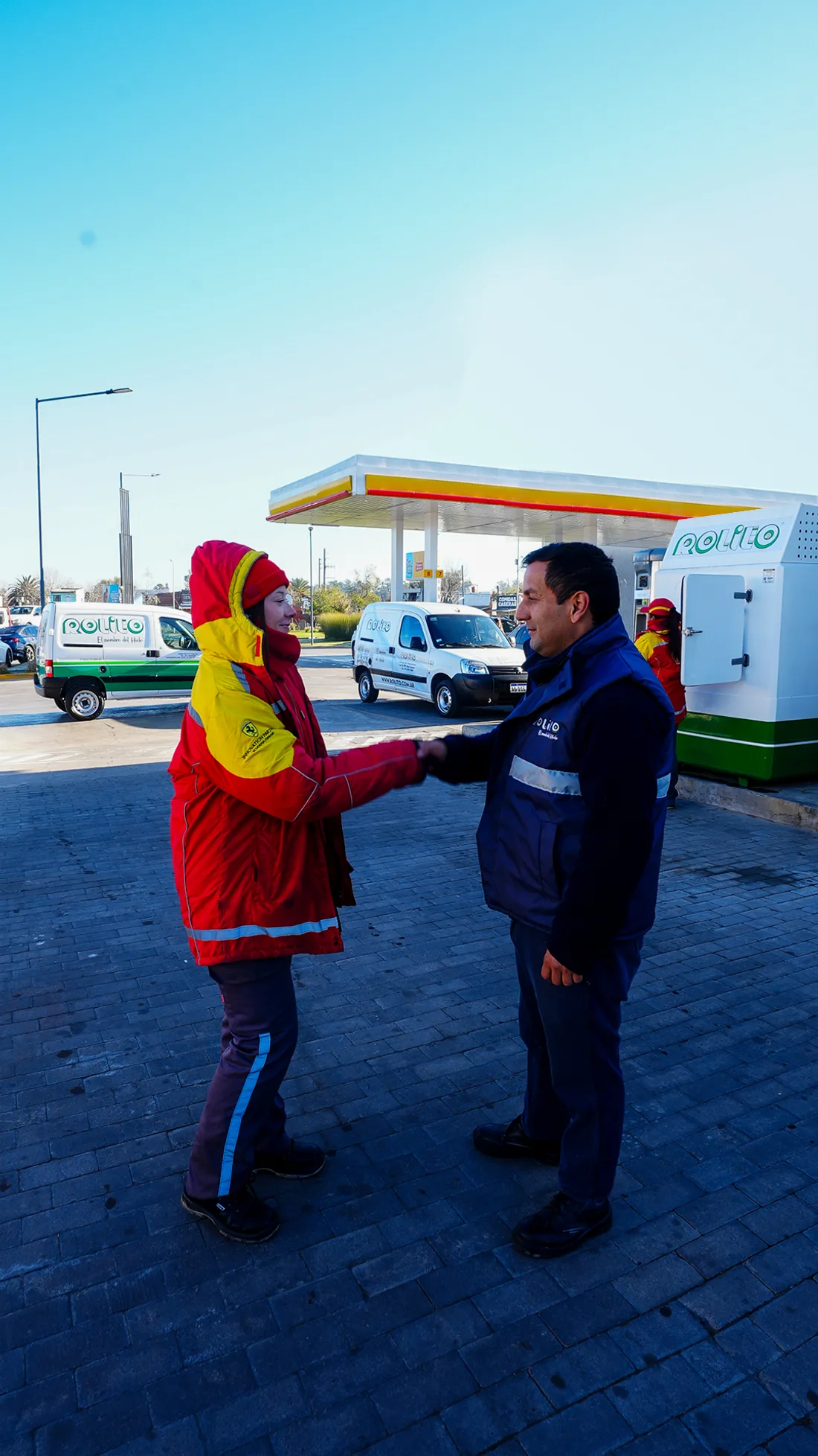 Entrega de hielo Rolito en una estación de servicio