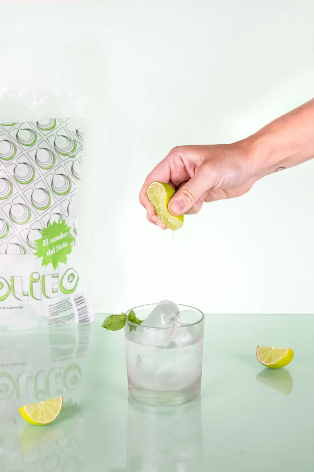 Preparación de bebida con hielo Rolito